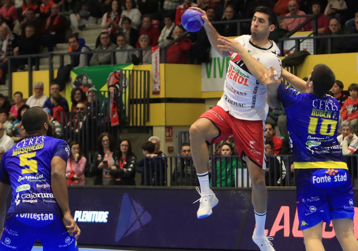 Nicolás Bonanno, ante dos defensas del Balonmano Villa de Aranda.