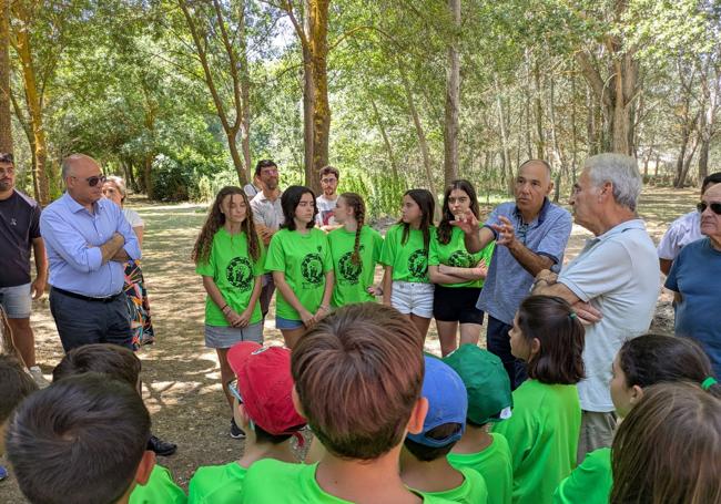El Subdelegado del Gobierno, Jacinto Canales, el jefe de Servicio de Información y Educación Ambiental de la Junta de Castilla y León, Carmelo Alonso y el presidente de la Mancomunidad, José Antonio González, con los niños y voluntarios participantes,