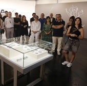 La artista Patricia Pastor, a la derecha, explica su obra.