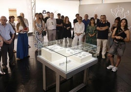La artista Patricia Pastor, a la derecha, explica su obra.