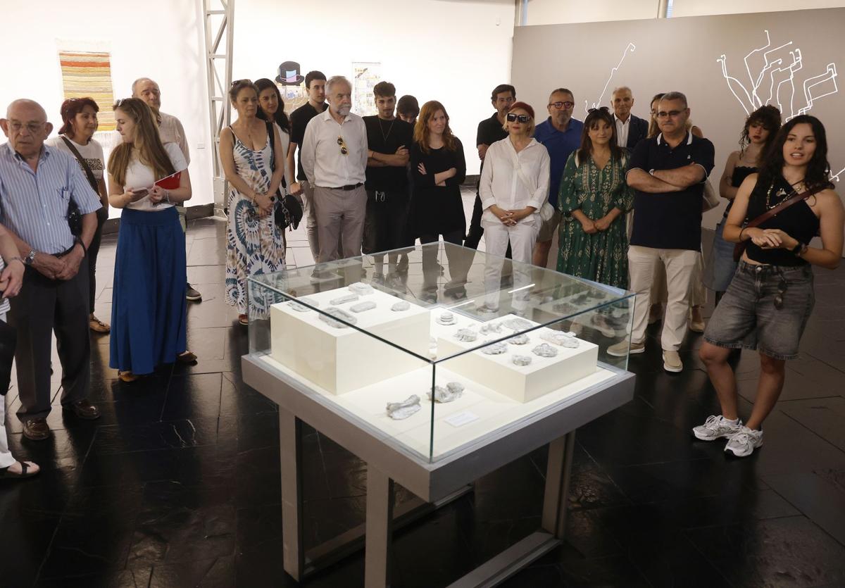 La artista Patricia Pastor, a la derecha, explica su obra.