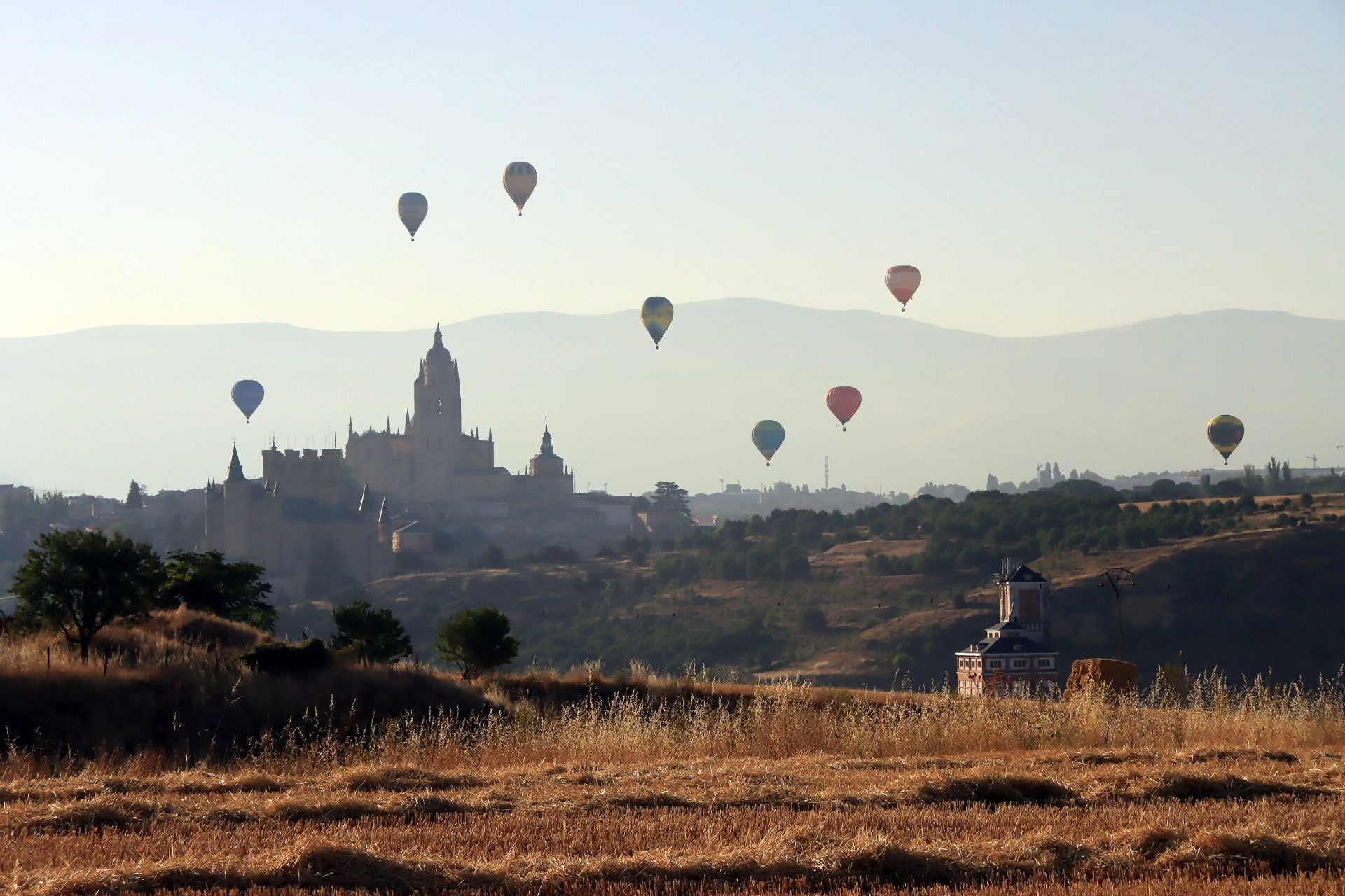 Ocho globos en el cielo de Segovia con el Alcázar y la Catedral al fondo.