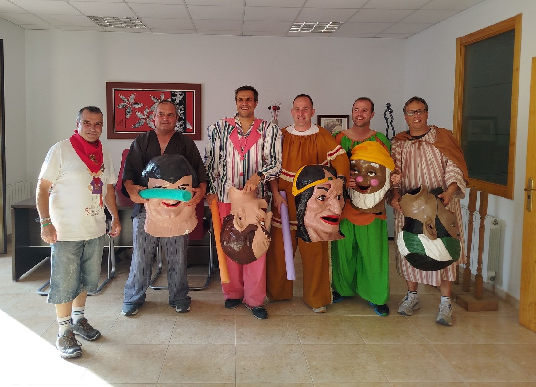 Los cabezudos preparados antes de entrar en acción.