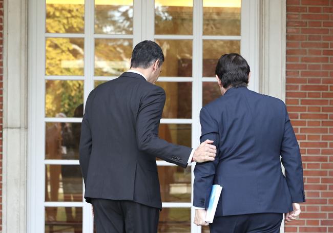 Sanchez recibe a Mañueco en La Moncloa en 2024.