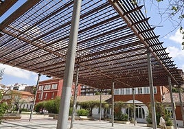 La pérgola, en la que se aprecian los calcetines colgados.