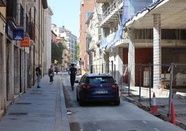 Los coches vuelven a circular por Alonso Pesquera desde las tres de la tarde en el tramo cortado por la construcción del 'Edificio Plaza'.