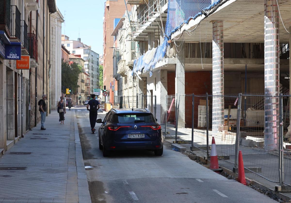 Los coches vuelven a circular por Alonso Pesquera desde las tres de la tarde en el tramo cortado por la construcción del 'Edificio Plaza'.