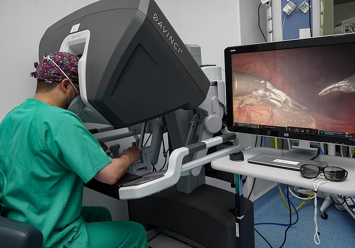 Un cirujano opera median el manejo del robot quirúrgico Da Vinci.