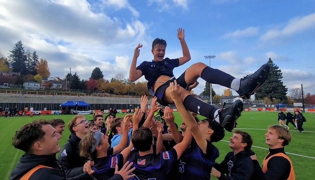 Nicholas Erlank, manteado por sus compañeros de equipo en Estados Unidos.