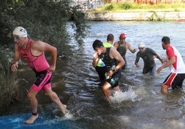 Triatletas saliendo del agua tras completar el sector de natación.