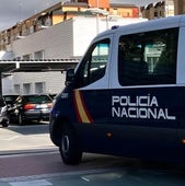 Un furgón de la Policía Nacional en la entrada de la comisaría de Delicias.