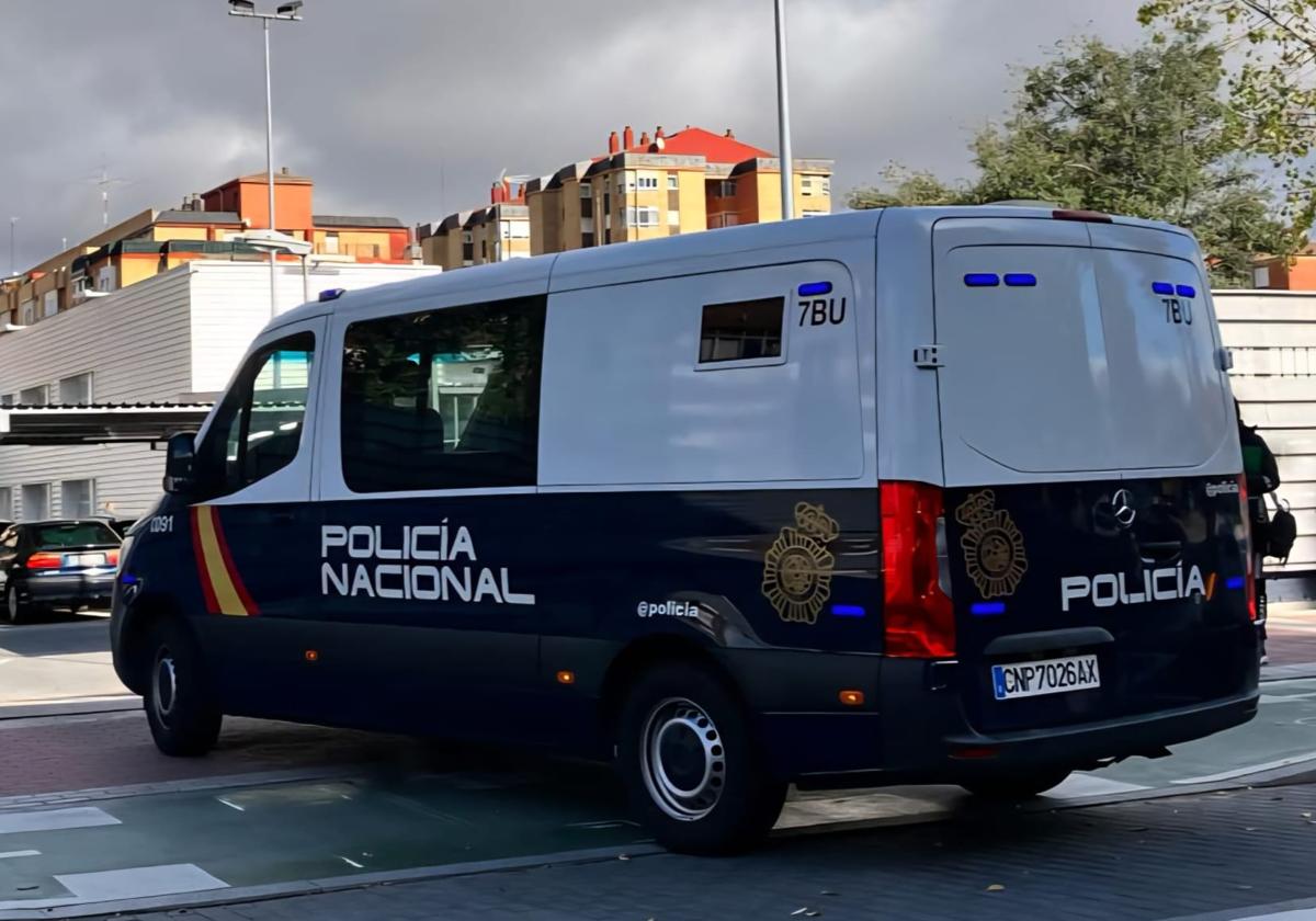 Un furgón de la Policía Nacional en la entrada de la comisaría de Delicias.
