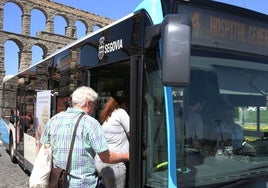 Un grupo de viajeros se sube al autobús de la línea 4 en la plaza de la Artillería de Segovia.