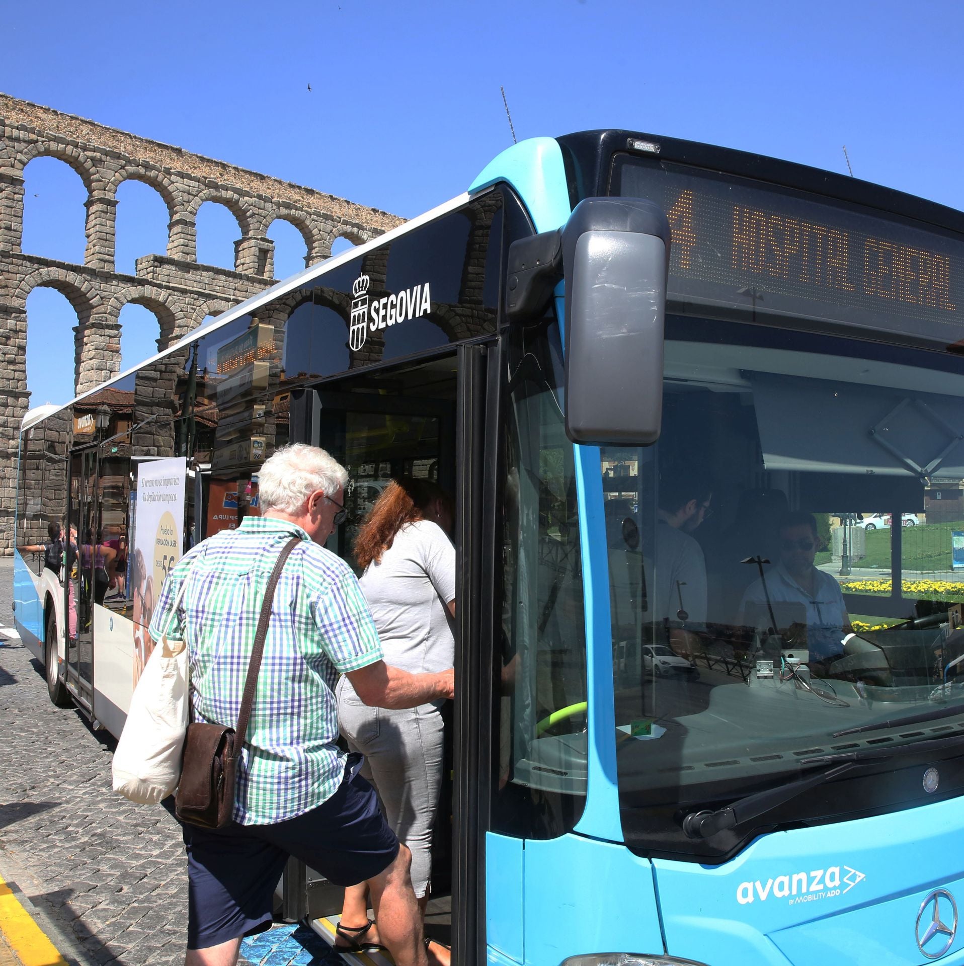 Un grupo de viajeros se sube al autobús de la línea 4 en la plaza de la Artillería de Segovia.