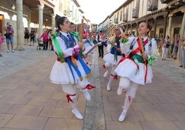 Los danzantes de Ampudia llenan las calles porticadas con el paloteo.