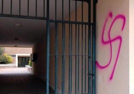 Esvástica pintada a la entrada de unos pisos en un pueblo de Segovia.