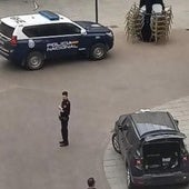 La Policía Nacional de Aranda de Duero en el lugar en el que ha aparecido el hombre muerto este sábado por la mañana.