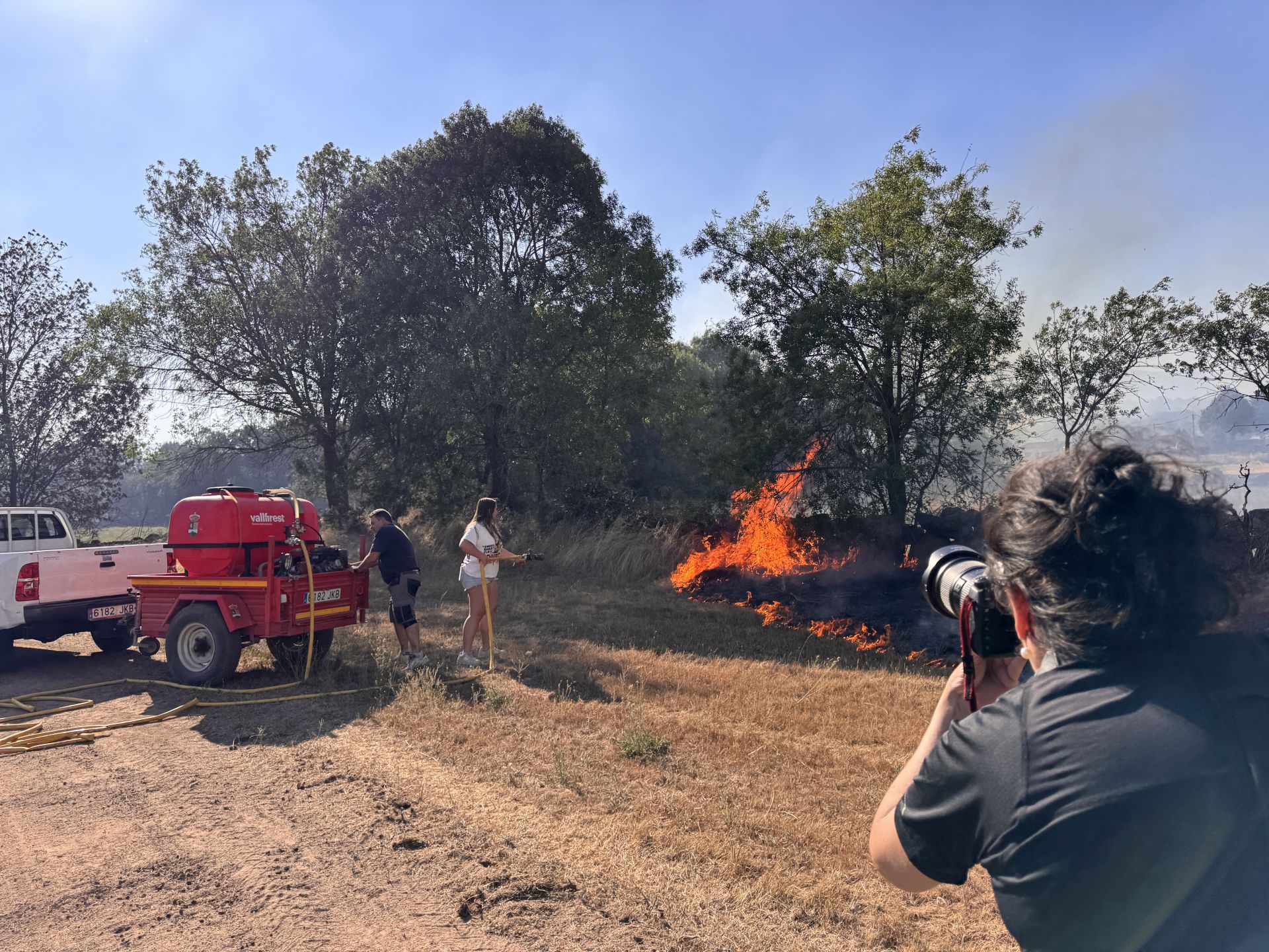 Imágenes del incendio de Navaluenga y los trabajos de extinción
