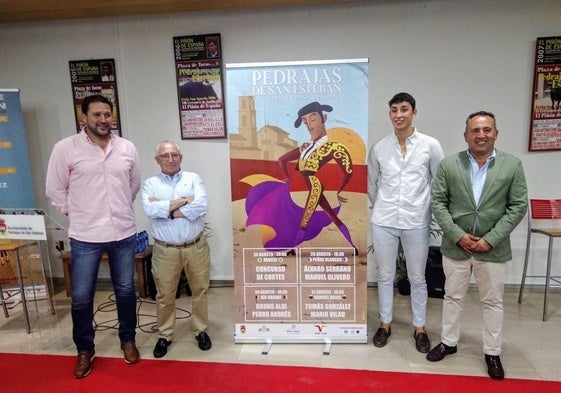 De izquierda a derecha, Enrique Luján, Javier Fernández, Pedro Andrés y Alfonso Romo, junto al cartel anunciador del XXV Certamen de Novilleros 'Piñón de España'.