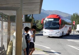 El autobús de Avanza llega a la parada de Revenga.