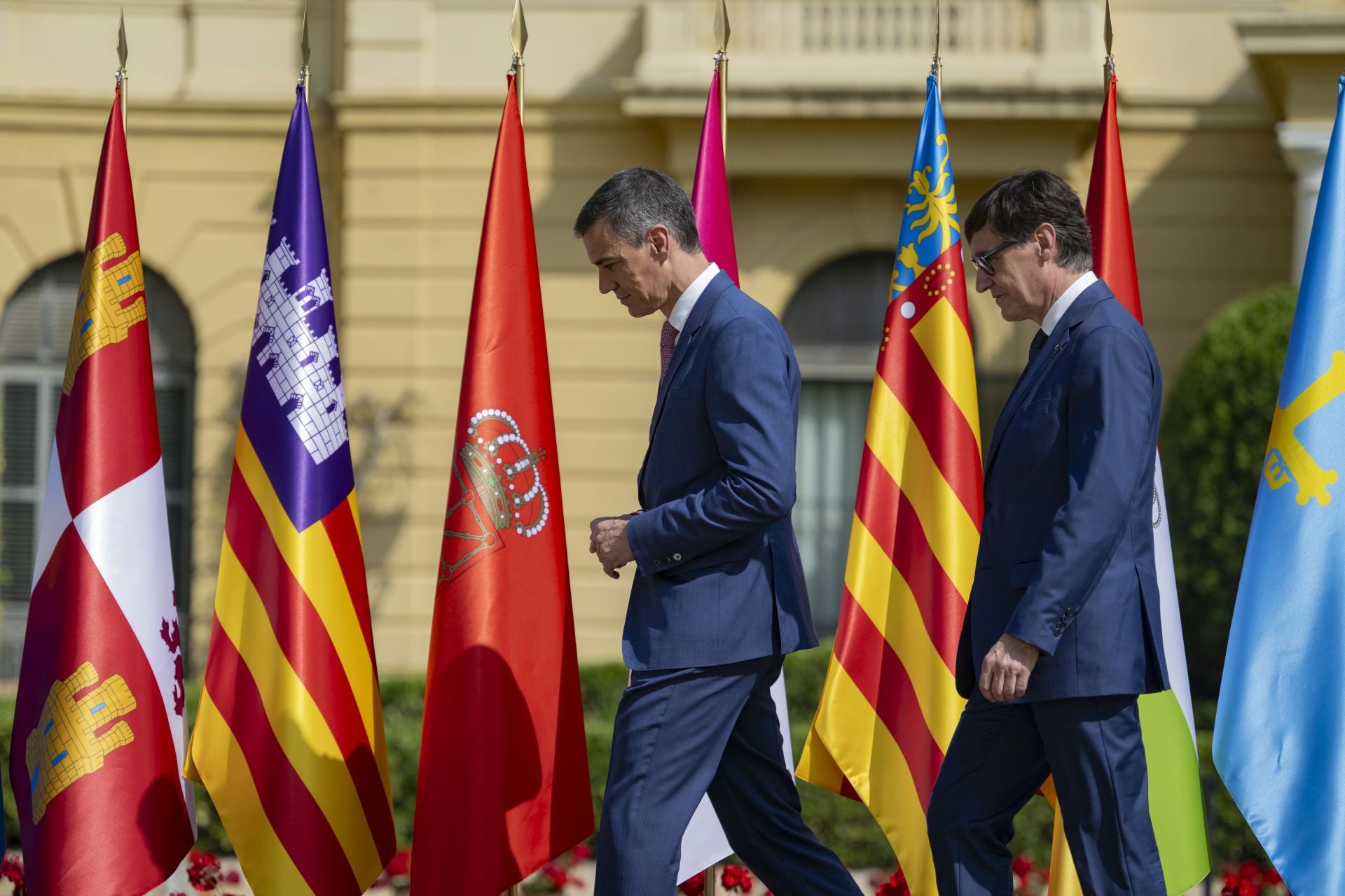 Los presidentes Pedro Sánchez y Salvador Illa, en junio, en la conferencia que reunió en Barcelona al responsable del Gobierno central y los dirigentes de las autonomías.