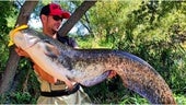Sergio Rodríguez con un siluro que pescó.