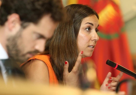 Intervención de la edil responsable de las fiestas patronales, Blanca Jiménez, durante un pleno municipal el pasado mes de mayo.