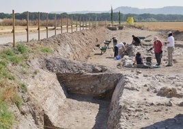 Trabajos de excavación junto a la base del muro desenterrado, que en origen alcanzaría unos cuatro metros de alto.