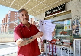Miguel Asensio, propietario del bar Mini Circular, ha presentado un contencioso después de que la sociedad responsable de las obras rechazara indemnizarle.