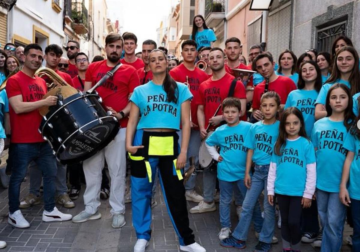 Isabel Aaiún, en el centro, junto a la Xaranga Xe Kin Ampastre (de rojo) y a buena parte los figurantes del videoclip de 'El himno de mi peña', en una imagen de su perfil de Instagram.