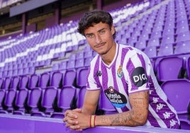 Guille Bueno posa con la camiseta del Real Valladolid en el estadio José Zorrilla..