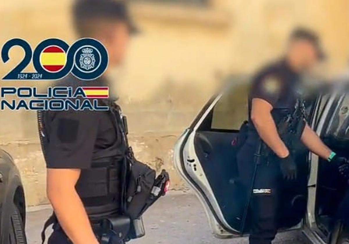 Agentes de la Policía Nacional tras la detención.
