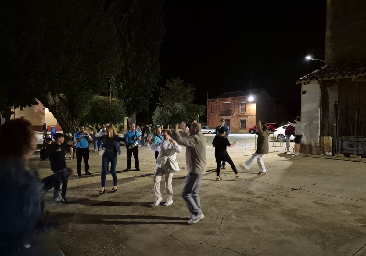 Los vecinos de Fontihoyuelo bailaron la Redondilla alrededor la iglesia