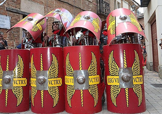 Legionarios romanos forman la tortuga en el desfile de Saldaña.
