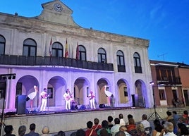 Concierto de la banda Pedro Pablo Cuban Show en la plaza Mayor de Íscar.
