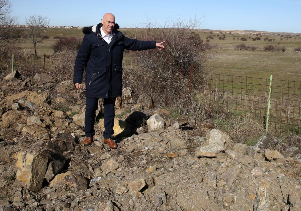 El alcalde señalaba el pasado febrero la parcela donde se construirán viviendas.
