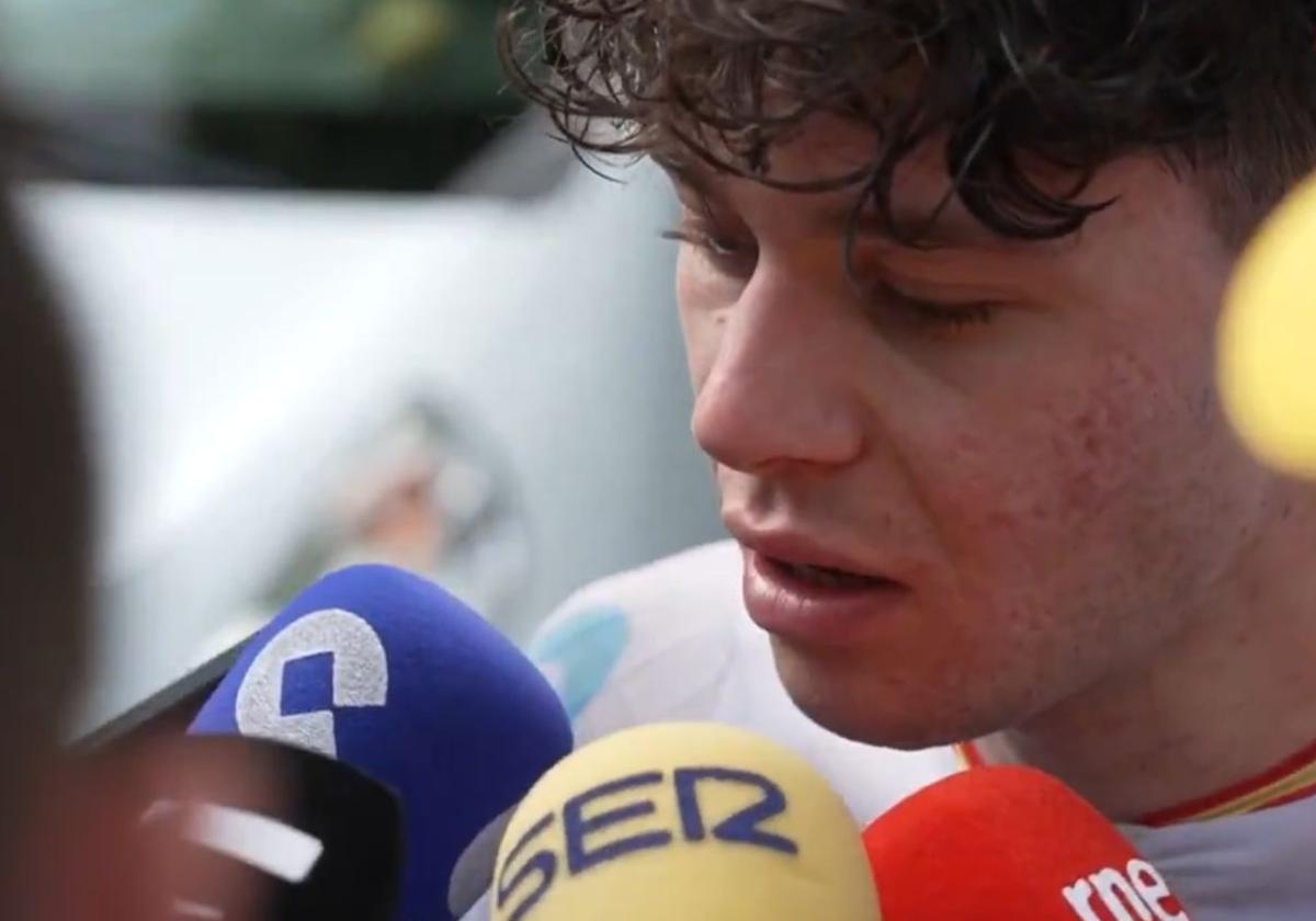 Iván Romeo atiende a la prensa española al término de la etapa décimo quinta del Tour este domingo.