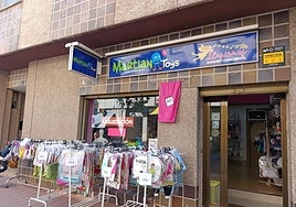 Mercancía, en la puerta de uno de los establecimientos participantes en la feria.