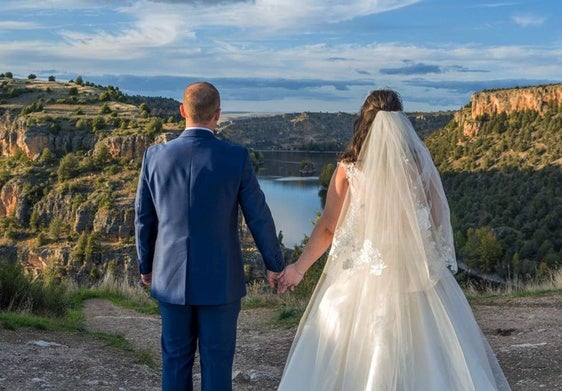 Una pareja de recién casados se fotografían ante las hoces.