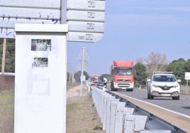 El radar de la N-601, cerca del cruce de La Pedraja (que ha sido víctima del vandalismo en varias ocasiones) es el que retrató a más infractores de 2024.