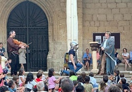Numeroso público sigue la recreación de las Clarisas.