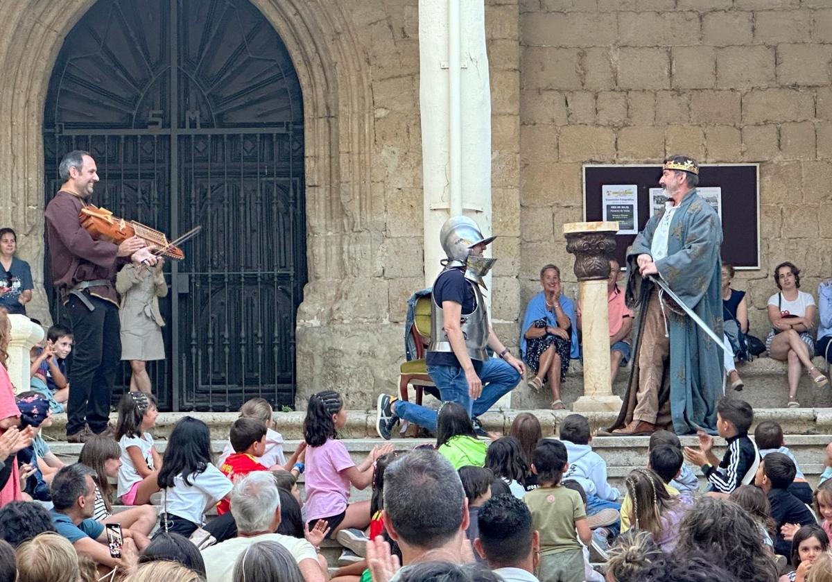 Numeroso público sigue la recreación de las Clarisas.