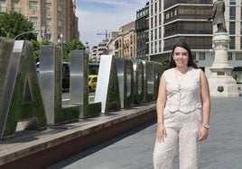 Alba Quintanilla, estudiante Erasmus en Ferrara, Italia, durante el pasado curso, en la Plaza Zorrilla del centro de Valladolid.