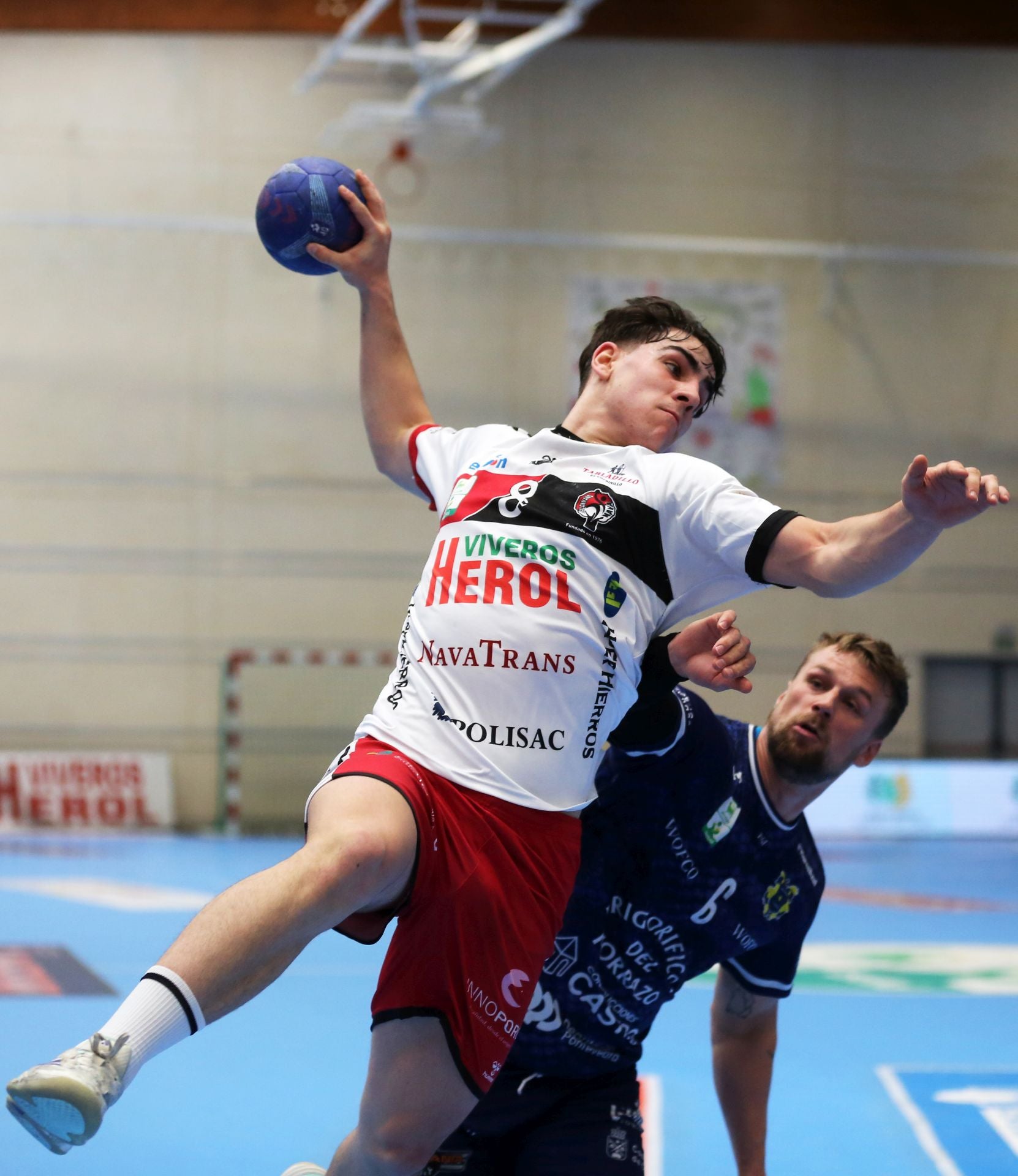 Alfredo Otero lanza a portería en un partido de la pasada temporada.