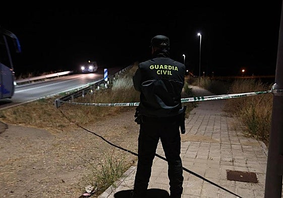 Un agente de la Guardia Civil custodia el lugar del suceso.