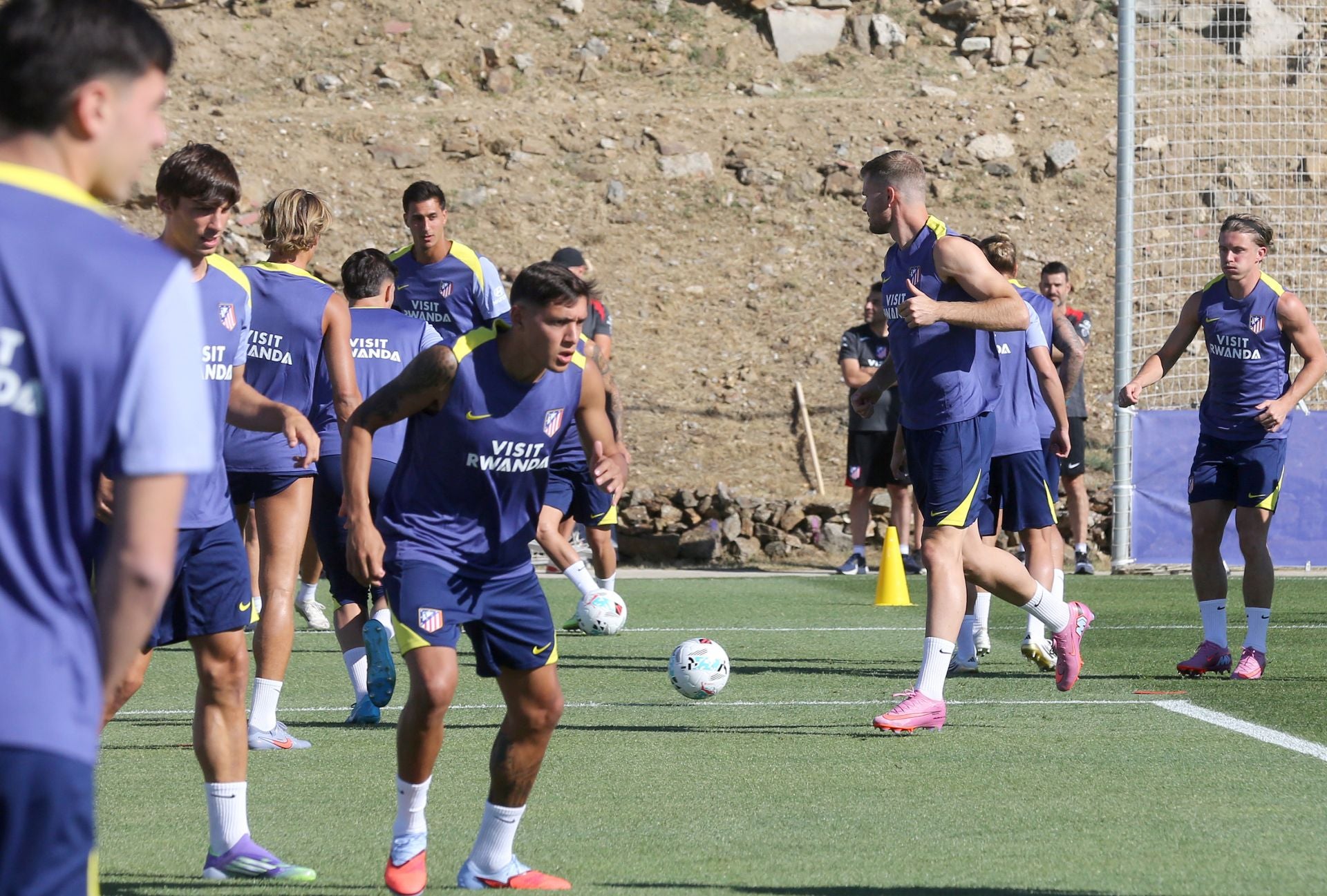 Fotos del primer entrenamiento del Atlético de Madrid en Los Ángeles de San Rafael