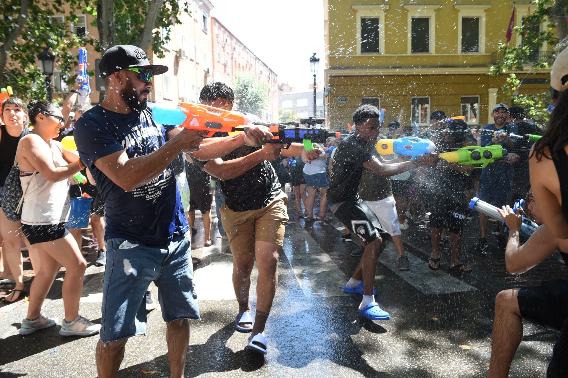 La Batalla Naval llena de agua las calles de Vallecas.