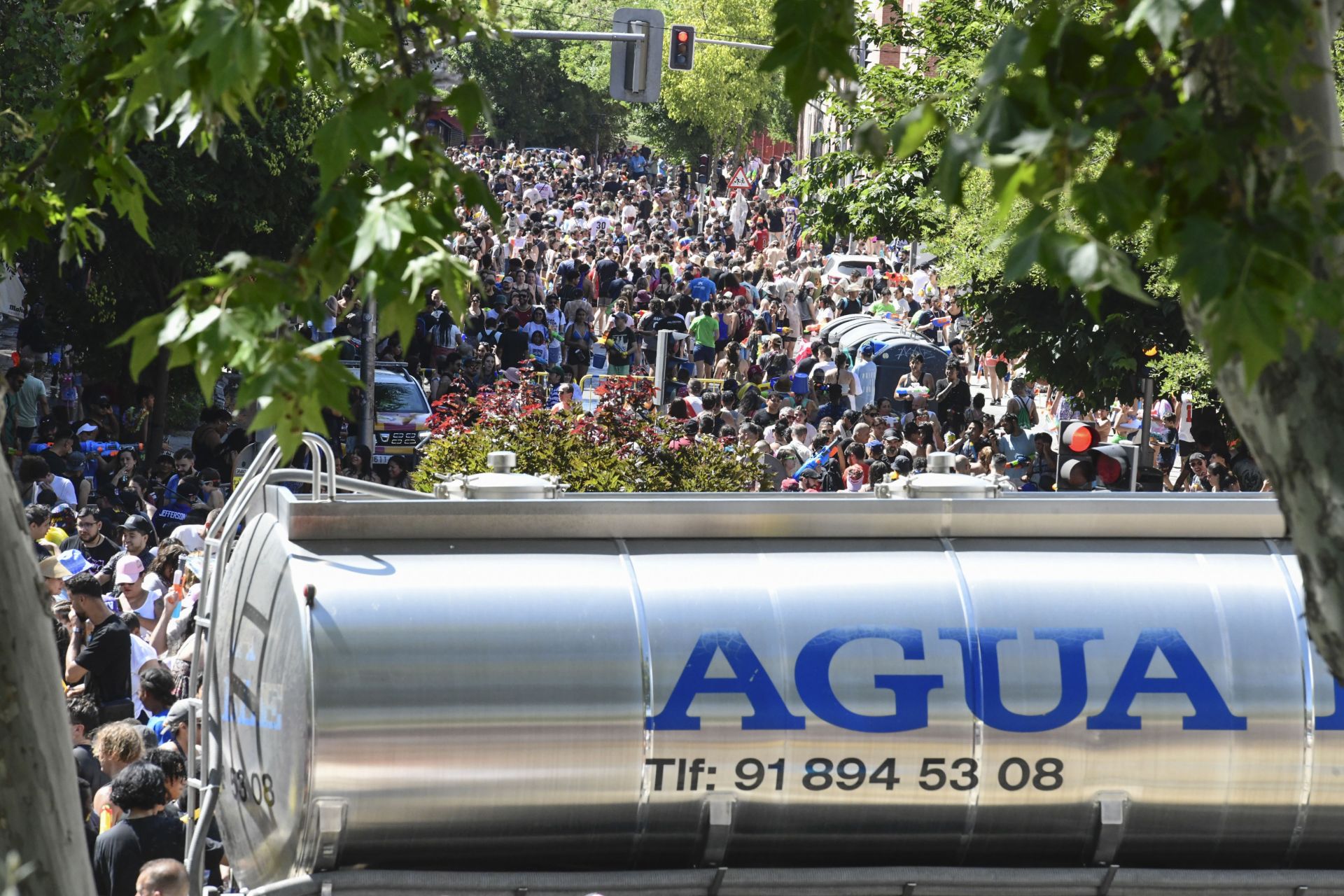 La Batalla Naval llena de agua las calles de Vallecas.