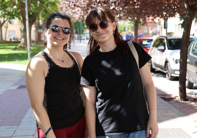 Marta Palmero e Irene Lozano, vecinas del barrio.