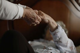 Una mujer dependiente, en una imagen de archivo.